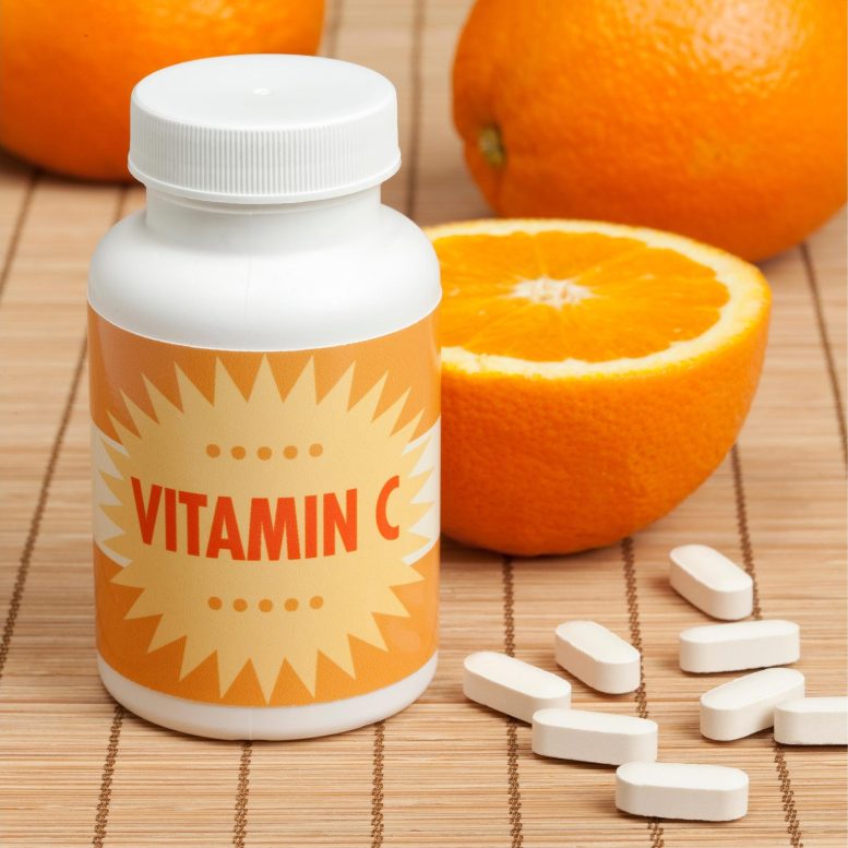 维生素 C 片剂和橙子